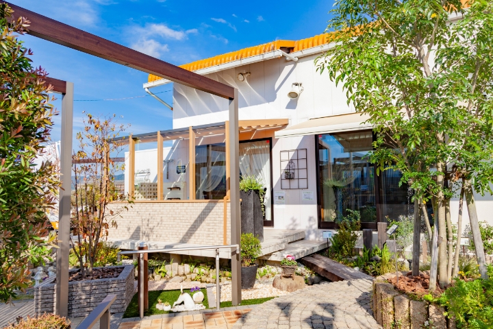 橘の屋外展示場と室内展示場の外観