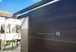 橘の展示場の入り口にあるロゴ入り門柱