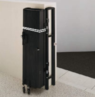 台風対策のためロープで固定したアコーディオン門扉