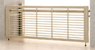 台風対策のため跳ね上げゲートを下ろしてロックをかけた状態