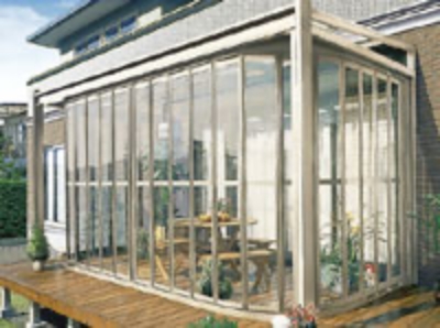 台風対策のため全ての扉を閉めてロックしたガーデンルーム