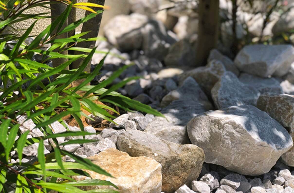 石灰石のゴロタ石をあしらい、植栽はポイントで植えローメンテナンス