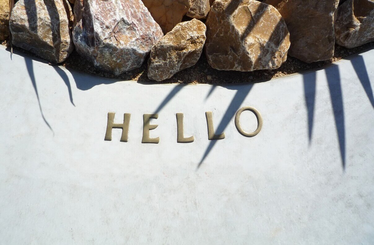 アプローチに「HELLO」の文字を埋め込んだ真鍮レター