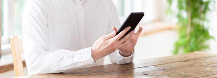 電話をかけようとスマホを触る手