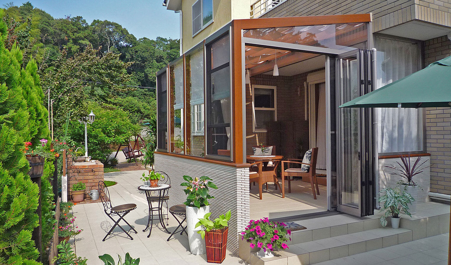 橘でエクステリアデザインをしたモダンな外観の住宅