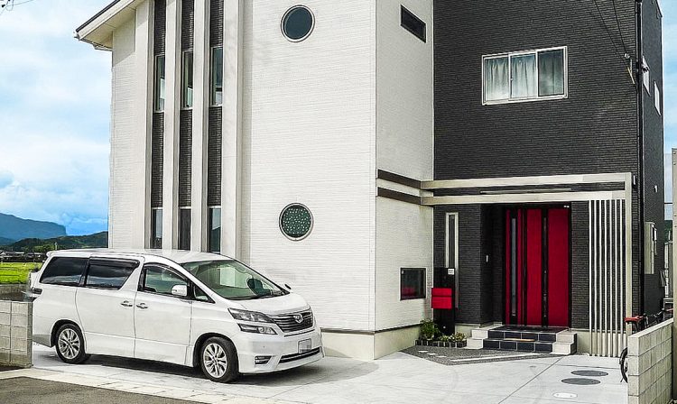 プラスGでデザインした、レッドのアクセントが映えるモダン外構。