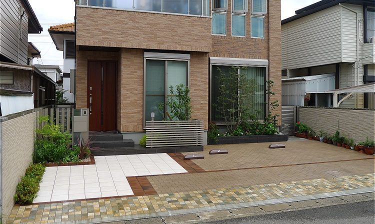 床面を全面化粧!緑ゆたかな玄関前に