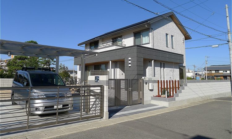 3枚折戸の門扉を使ったモダン外構