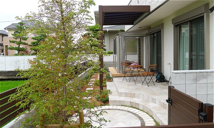 愛犬と楽しく過ごせるタイルテラス!