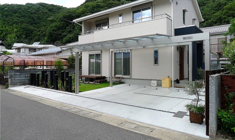 カーポートのゲートフレームで、建物と一体感のあるモダンエクステリアに。