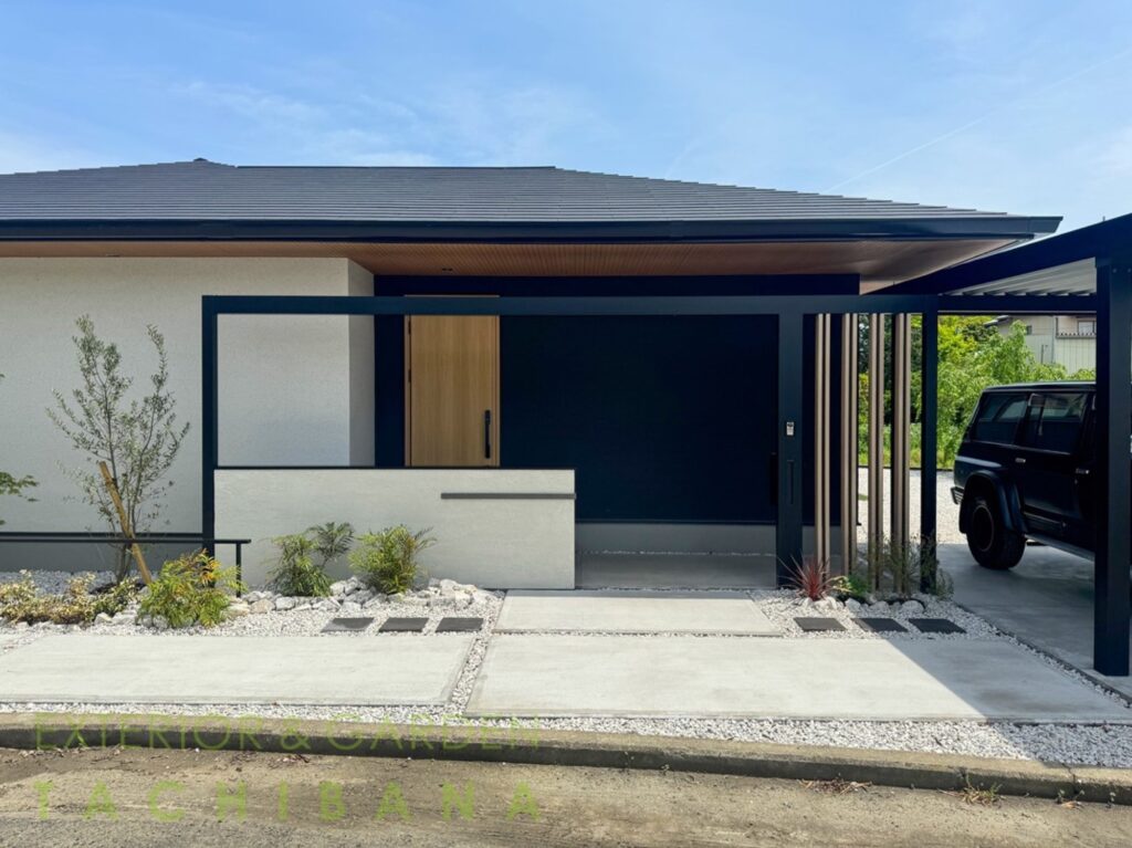 エクステリア事例紹介｜スタイリッシュな門柱デザイン