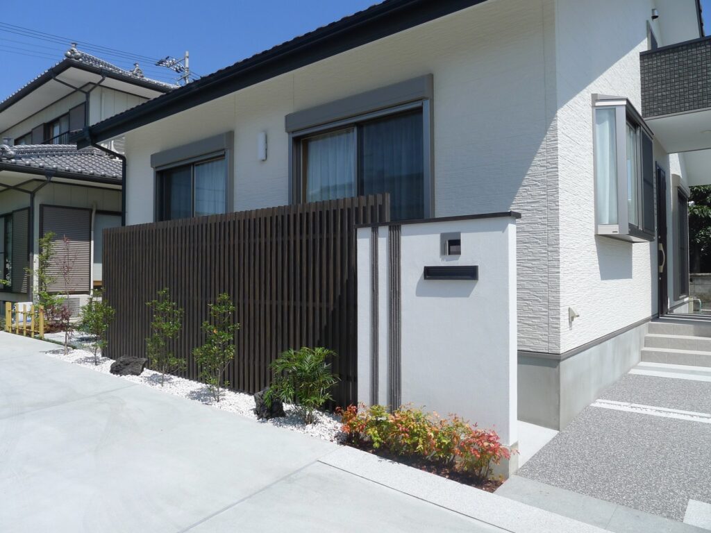 プライバシーを守る外構デザイン｜目隠しフェンスの選び方