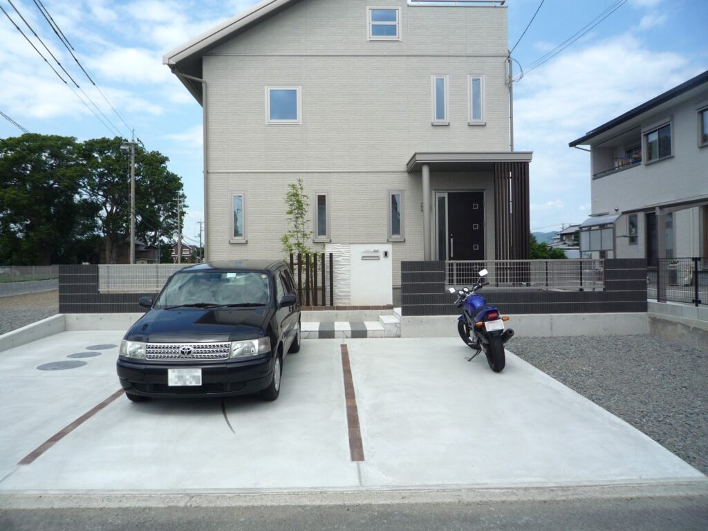 コンクリートだけじゃない！駐車場デザインのバリエーション